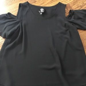 Black open shoulder flowy summer shirt